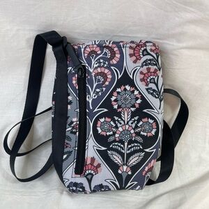 Vera Bradley lighten up water bottle cross body with pocket!